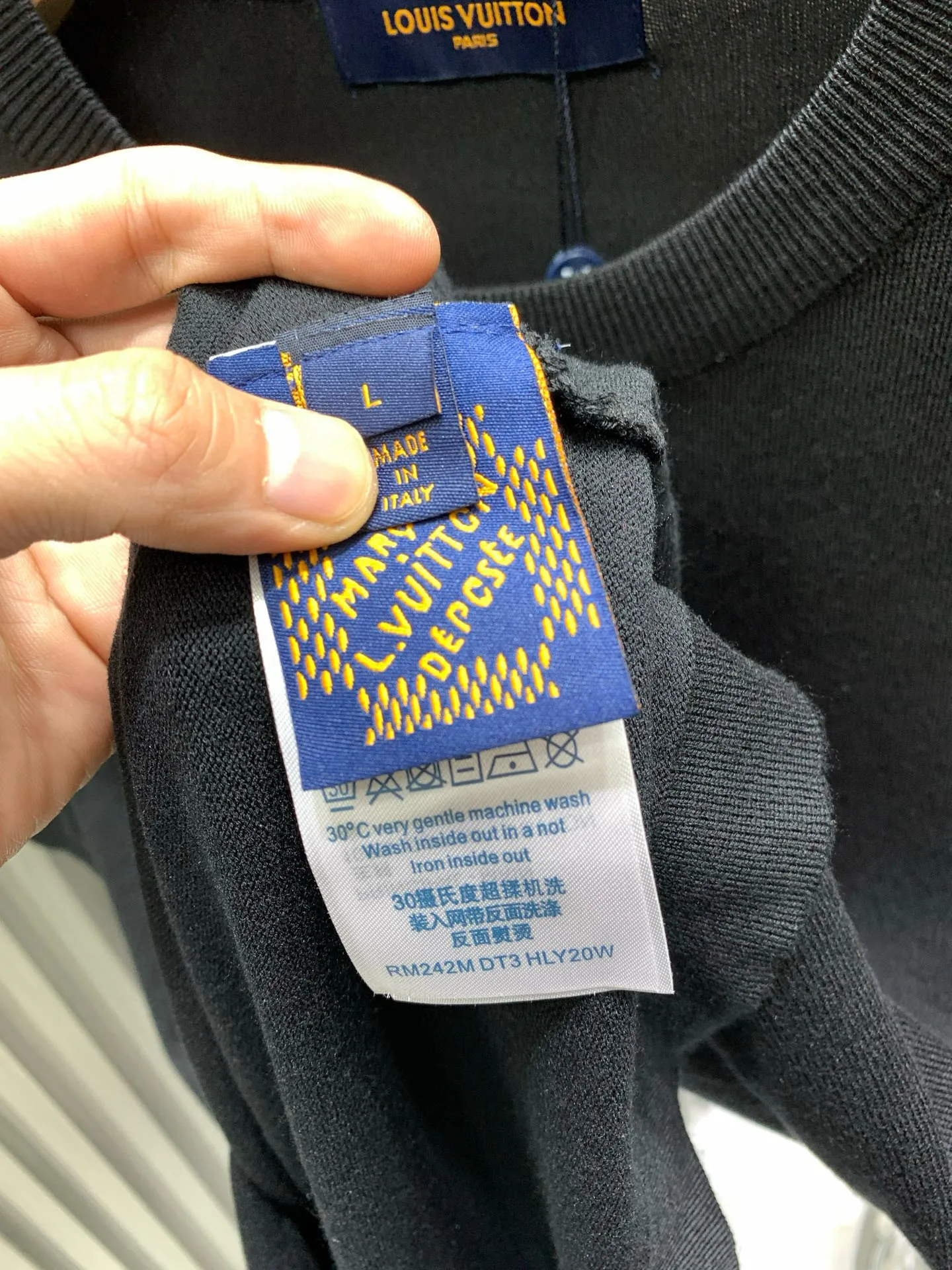 🅿️240 🀄️ Louis Vuitton Louis Vuitton Louis Vuitton Four-leaf clover hot-drilled knitted short-sleeved YB purchased and printed. Made of customized 32-count combed cotton double yarn fabric. 1*1 Solana rib in the same cylinder. The fabric is fermented. The four-leaf clover hot-drilled pattern is embellished on the chest. Bright 3D Monogram flowers are integrated into the chest. The handwritten Louis Vuitton logo is used to highlight the brand identity and can be paired with bottoms of the same season to create a fashionable look. The short-sleeved shirt is not a stereotype, but must be unique and eye-catching. The appearance and quality of this short-sleeved shirt are all online. The comfort level is the same as always. The fashionability, including the fabric and cutting process, are all made of 300 grams of knitted fabric. Pure cotton is breathable, very refreshing and comfortable for daily wear. The rib knitting on the neckline is smooth and tight. The neckline won't be skewed no matter what you do. It's a loose fit. You'll find it looks really good on the upper body. The overall design is minimalist and neat. Super versatile custom accessories for daily use. Complete with three standards. Same style for men and women.